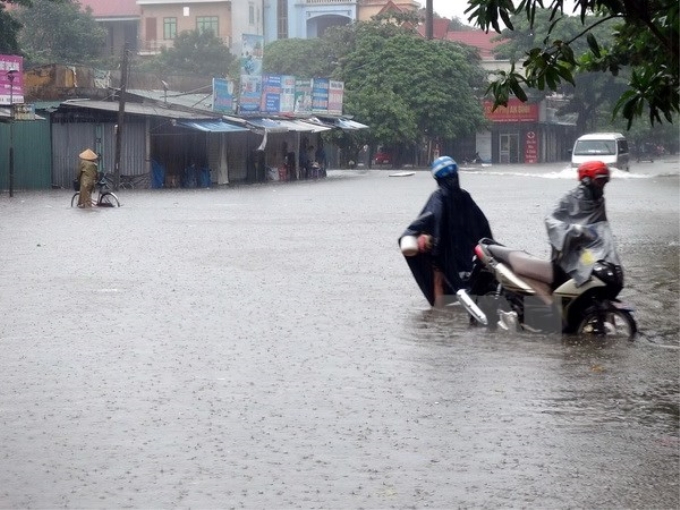 Ngập lụt nghiêm trọng trên trục đường Tuệ Tĩnh, thành phố Vinh (Ảnh chụp lúc 8 giờ sáng 15/10). (Ảnh: Tá Chuyên/TTXVN)